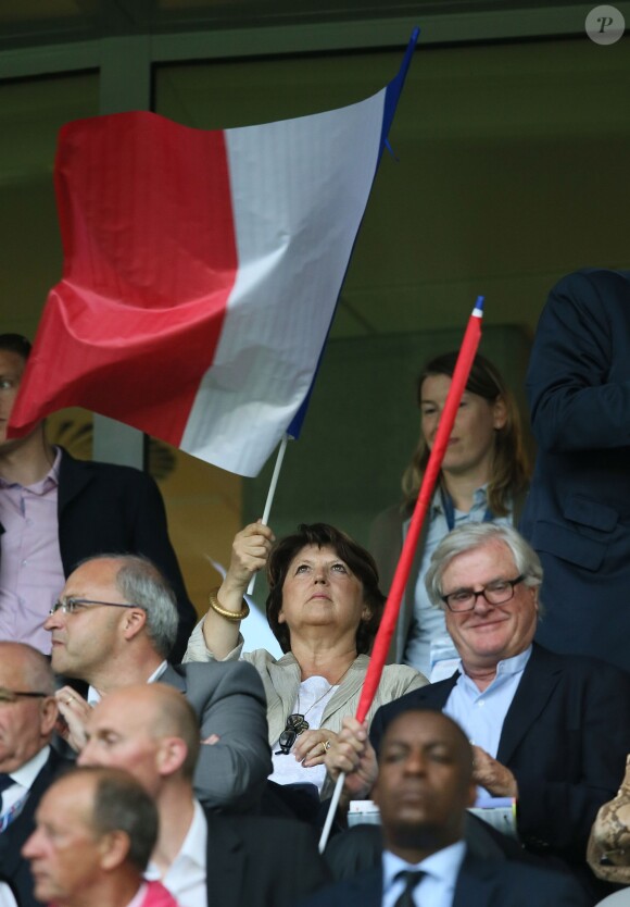 Martine Aubry et son mari Jean-Louis Brochen lors du match France-Jamaïque à Lille le 8 juin 2014.