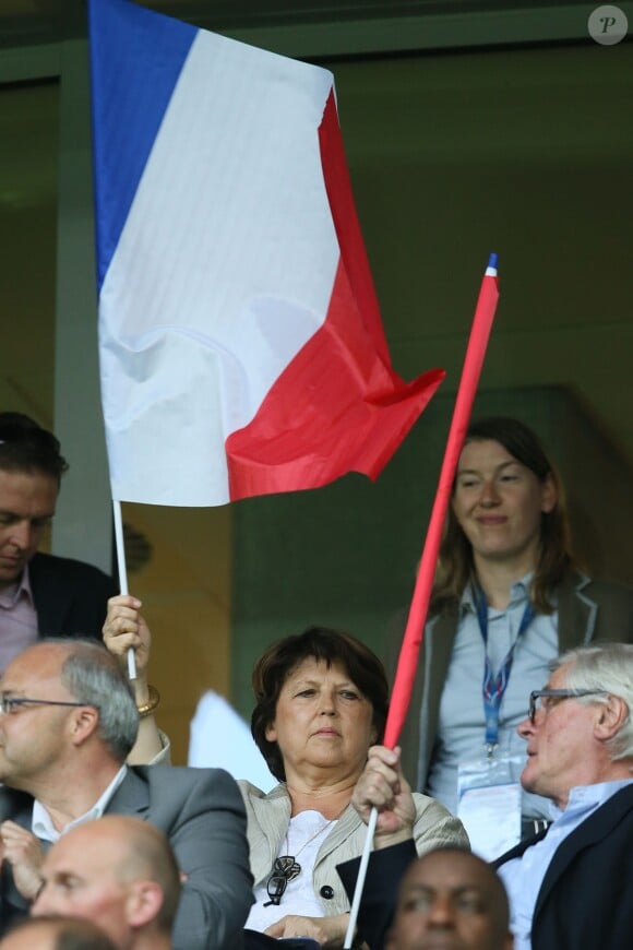 Martine Aubry et son mari Jean-Louis Brochen lors du match France-Jamaïque à Lille le 8 juin 2014.