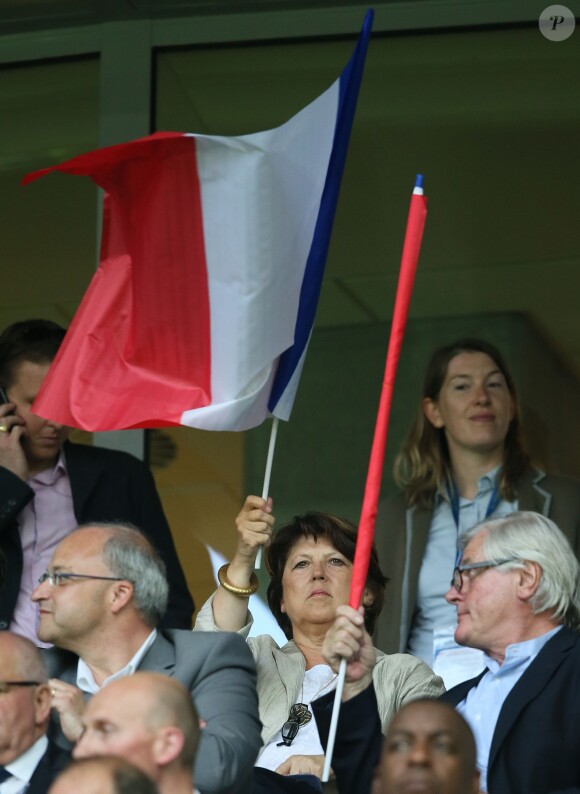 Martine Aubry et son mari Jean-Louis Brochen lors du match France-Jamaïque à Lille le 8 juin 2014.
