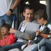 Dany Boon avec ses fils Eytan et Elia lors du match France-Jamaïque à Lille le 8 juin 2014.