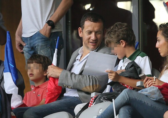 Dany Boon avec ses fils Eytan et Elia lors du match France-Jamaïque à Lille le 8 juin 2014.
