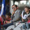 Dany Boon avec ses fils Eytan et Elia lors du match France-Jamaïque à Lille le 8 juin 2014.