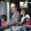 Dany Boon avec ses fils Eytan et Elia lors du match France-Jamaïque à Lille le 8 juin 2014.