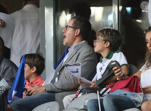 Dany Boon avec ses fils Eytan et Elia lors du match France-Jamaïque à Lille le 8 juin 2014.