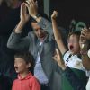 Dany Boon avec ses fils Eytan et Elia lors du match France-Jamaïque à Lille le 8 juin 2014.