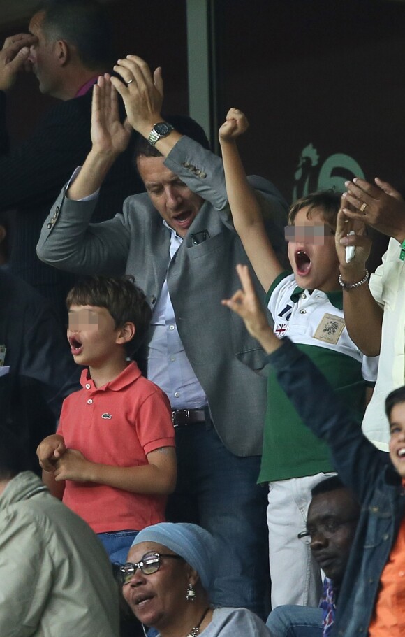 Dany Boon avec ses fils Eytan et Elia lors du match France-Jamaïque à Lille le 8 juin 2014.