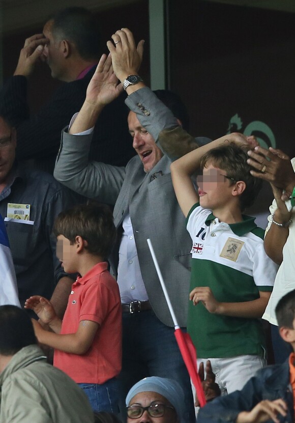 L'acteur Dany Boon avec ses fils Eytan et Elia lors du match France-Jamaïque à Lille le 8 juin 2014.