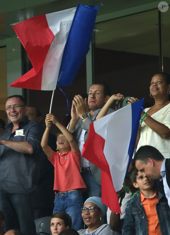 Dany Boon avec ses fils Eytan et Elia lors du match France-Jamaïque à Lille le 8 juin 2014.
