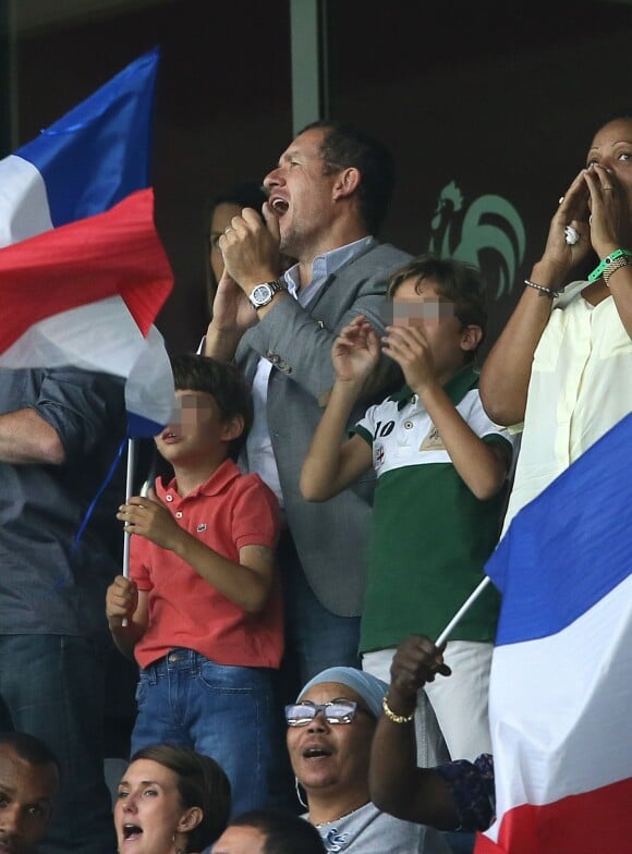 Dany Boon avec ses enfants Eytan et Elia lors du match France-Jamaïque à Lille le 8 juin 2014.
