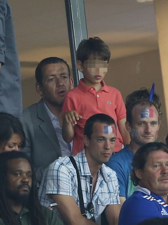 Le comédien Dany Boon avec ses fils Eytan et Elia lors du match France-Jamaïque à Lille le 8 juin 2014.