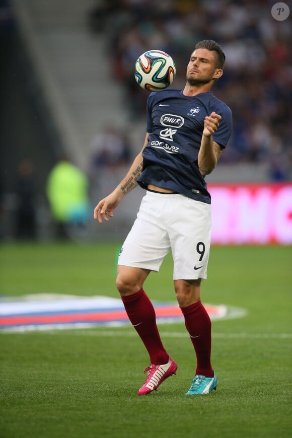 Olivier Giroud à l'échauffement lors du match amical France-Jamaïque (8-0) à Lille le 8 juin 2014