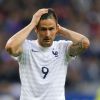 Olivier Giroud se recoiffe à l'occasion du match France - Norvège (4-0) au stade de France à Saint-Denis le 27 mai 2014