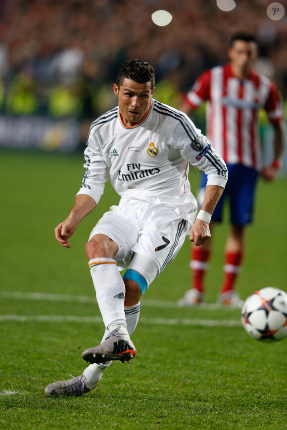 Cristiano Ronaldo inscrit le 4e but du Real Madrid en finale de la ligue des Champions face à l'Atlético Madrid. Lisbonne, le 24 mai 2014.