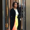 Kelly Rowland, vêtue d'une magnifique robe orange et jaune, quitte son hôtel à New York. Le 12 février 2014.