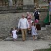 Le prince Henrik de Danemark est arrivé devant les photographes en tenant la main de ses petites-filles Josephine et Isabella, et suivi de toute sa famille, lors de ses 80 ans le 11 juin 2014 au Château de Cayx (Lot)