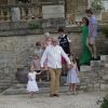 Le prince Henrik de Danemark est arrivé devant les photographes en tenant la main de ses petites-filles Josephine et Isabella, et suivi de toute sa famille, lors de ses 80 ans le 11 juin 2014 au Château de Cayx (Lot)