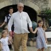 Le prince Henrik de Danemark est arrivé devant les photographes en tenant la main de ses petites-filles Josephine et Isabella, et suivi de toute sa famille, lors de ses 80 ans le 11 juin 2014 au Château de Cayx (Lot)