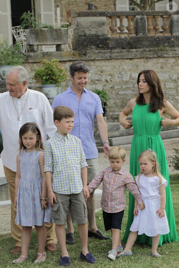 Les 80 ans du prince Henrik de Danemark : le prince Frederik et la princesse Mary avec leurs quatre enfants, Isabella, Christian, Vincent et Josephine, le 11 juin 2014 au Château de Cayx (Lot)
