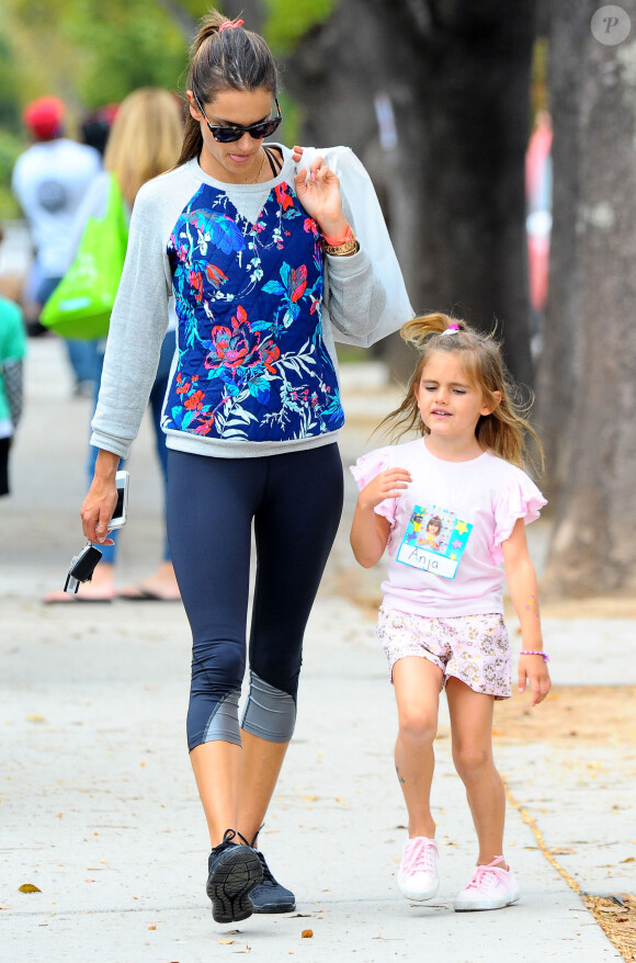 Le top brésilien Alessandra Ambrosio se promène avec sa fille Anja à Brentwood, le 10 juin 2014.