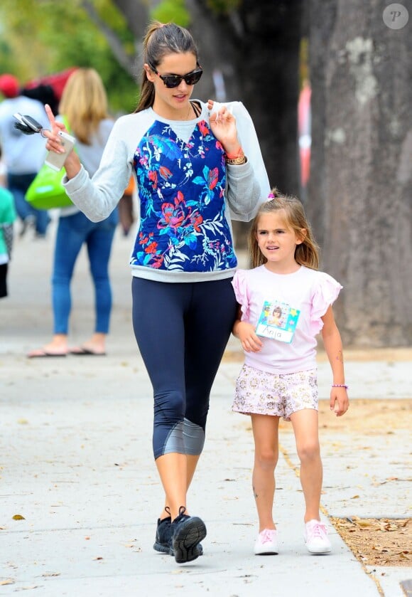 Alessandra Ambrosio se promène avec sa fille Anja à Brentwood, le 10 juin 2014.