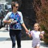 Alessandra Ambrosio se promène avec sa fille Anja à Brentwood, le 10 juin 2014.