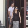 Exclusif - Prix spécial - Mila Kunis, enceinte, et son fiancé Ashton Kutcher font du shopping dans un magasin pour enfants à Sherman Oaks, 17 mai 2014. Le couple accueillera son premier enfant cet été