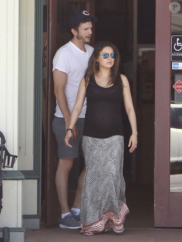 Exclusif - Prix spécial - Mila Kunis, enceinte, et son fiancé Ashton Kutcher font du shopping dans un magasin pour enfants à Sherman Oaks, 17 mai 2014. Le couple accueillera son premier enfant cet été