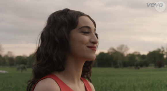 Camelia Jordana superbe dans le clip Dans la peau