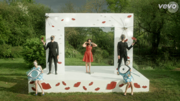 Camelia Jordana superbe dans le clip Dans la peau