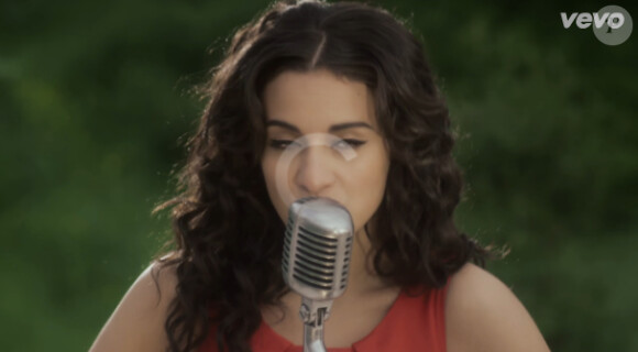 Camelia Jordana superbe dans le clip Dans la peau
