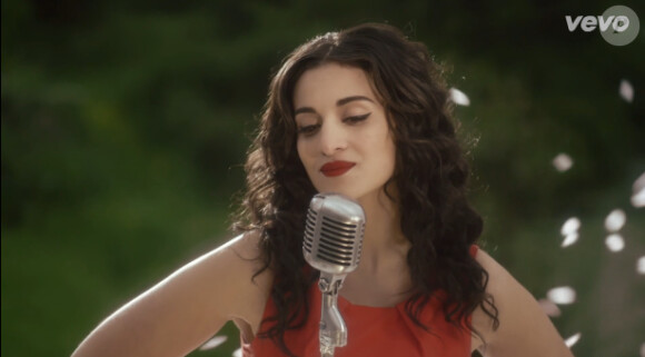 Camelia Jordana superbe dans le clip Dans la peau