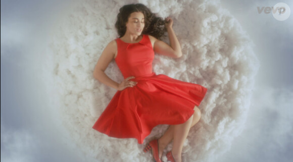 Camelia Jordana superbe dans le clip Dans la peau