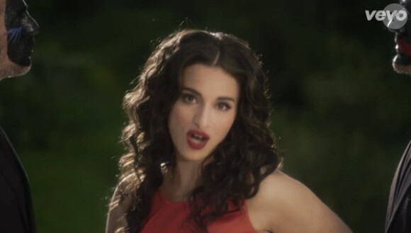 Camelia Jordana superbe dans le clip Dans la peau