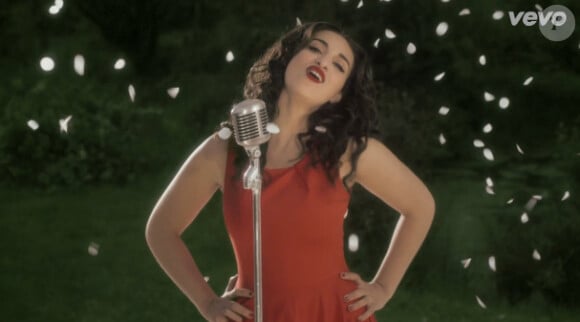 Camelia Jordana superbe dans le clip Dans la peau