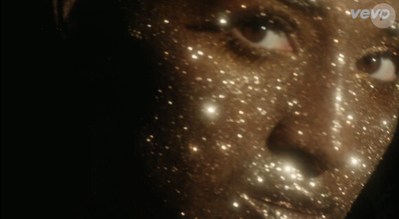Camelia Jordana superbe dans le clip Dans la peau
