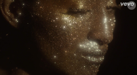 Camelia Jordana superbe dans le clip Dans la peau