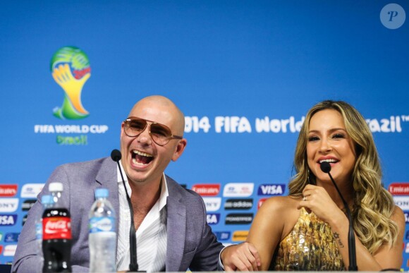 Pitbull et Claudia Leitte lors d'une conférence de presse pour l'ouverture de la Coupe du monde 2014 au Brésil à São Paulo le 11 juin 2014