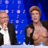 Nicolas Bedos déguisé en Natacha Polony topless, dans On n'est pas couché le 14 juin 2014 sur France 2.