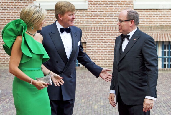 Le prince Albert II de Monaco accueilli par le roi Willem-Alexander et la reine Maxima des Pays-Bas au palais Het Loo à Apeldoorn le 3 juin 2014. La princesse Charlene s'était désistée, trois jours après l'annonce officielle de sa grossesse.