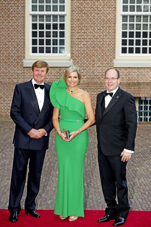 Le prince Albert II de Monaco accueilli par le roi Willem-Alexander et la reine Maxima des Pays-Bas au palais Het Loo à Apeldoorn le 3 juin 2014. La princesse Charlene s'était désistée, trois jours après l'annonce officielle de sa grossesse.