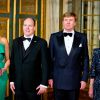 Le prince Albert II de Monaco accueilli par la reine Maxima, le roi Willem-Alexander et la princesse Beatrix des Pays-Bas au palais Het Loo à Apeldoorn le 3 juin 2014. La princesse Charlene s'était désistée, trois jours après l'annonce officielle de sa grossesse.