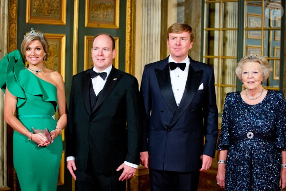 Le prince Albert II de Monaco accueilli par la reine Maxima, le roi Willem-Alexander et la princesse Beatrix des Pays-Bas au palais Het Loo à Apeldoorn le 3 juin 2014. La princesse Charlene s'était désistée, trois jours après l'annonce officielle de sa grossesse.