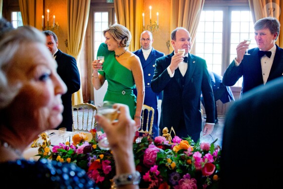 Le prince Albert II de Monaco et ses hôtes le roi Willem-Alexander et la reine Maxima des Pays-Bas trinquent à sa future paternité, au palais Het Loo à Apeldoorn le 3 juin 2014. La princesse Charlene, enceinte, s'était désistée de cette visite officielle, trois jours après l'annonce de sa grossesse.