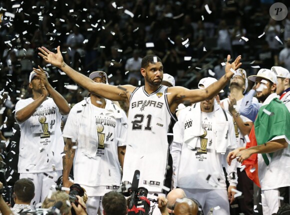La légende Tim Duncane et ses Spurs de San Antonio ont décroché le cinquième titre NBA de leur histoire en s'imposant face au Heat de Miami (104-87), dans leur salle du AT&T Center lors du match 5 des finales, le 15 juin 2014