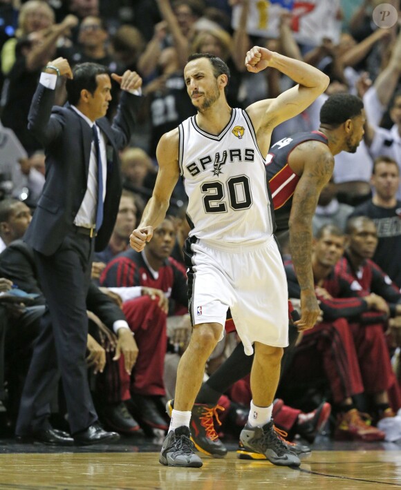 Les Spurs de San Antonio et Manu Ginobili ont décroché le cinquième titre NBA de leur histoire en s'imposant face au Heat de Miami (104-87), dans leur salle du AT&T Center lors du match 5 des finales, le 15 juin 2014