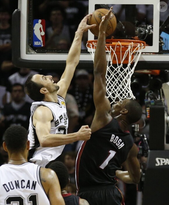 Manu Ginobili et les Spurs de San Antonio ont décroché le cinquième titre NBA de leur histoire en s'imposant face au Heat de Miami (104-87), dans leur salle du AT&T Center lors du match 5 des finales, le 15 juin 2014