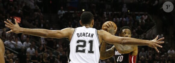 Tim Duncan et les Spurs de San Antonio ont décroché le cinquième titre NBA de leur histoire en s'imposant face au Heat de Miami (104-87), dans leur salle du AT&T Center lors du match 5 des finales, le 15 juin 2014