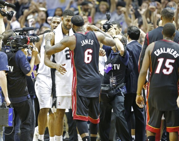 Les Spurs de San Antonio ont décroché le cinquième titre NBA de leur histoire en s'imposant face au Heat de Miami (104-87), dans leur salle du AT&T Center lors du match 5 des finales, le 15 juin 2014