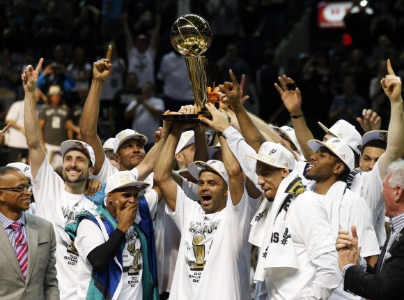 Tony Parker et les Spurs de San Antonio ont décroché le cinquième titre NBA de leur histoire en s'imposant face au Heat de Miami (104-87), dans leur salle du AT&T Center lors du match 5 des finales, le 15 juin 2014