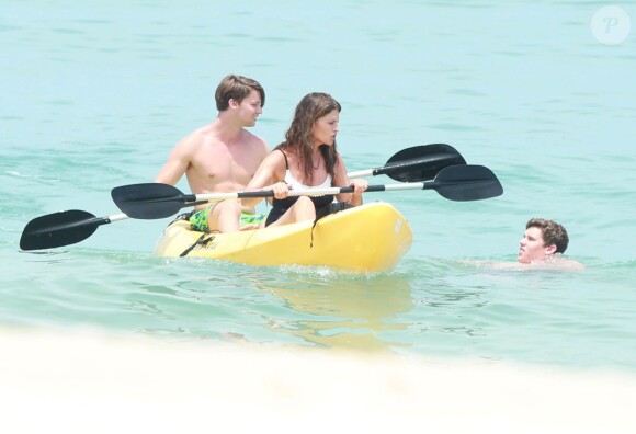 Exclusif - Maria Shriver en vacances avec ses fils Patrick et Christopher au Mexique, le 14 juin 2014.